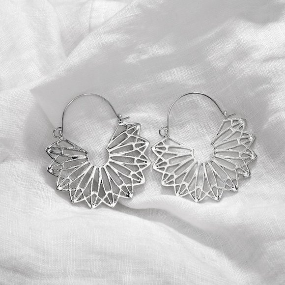 🌺Openwork Triangle Semicircular hoop Earring - Picture 10 of 16